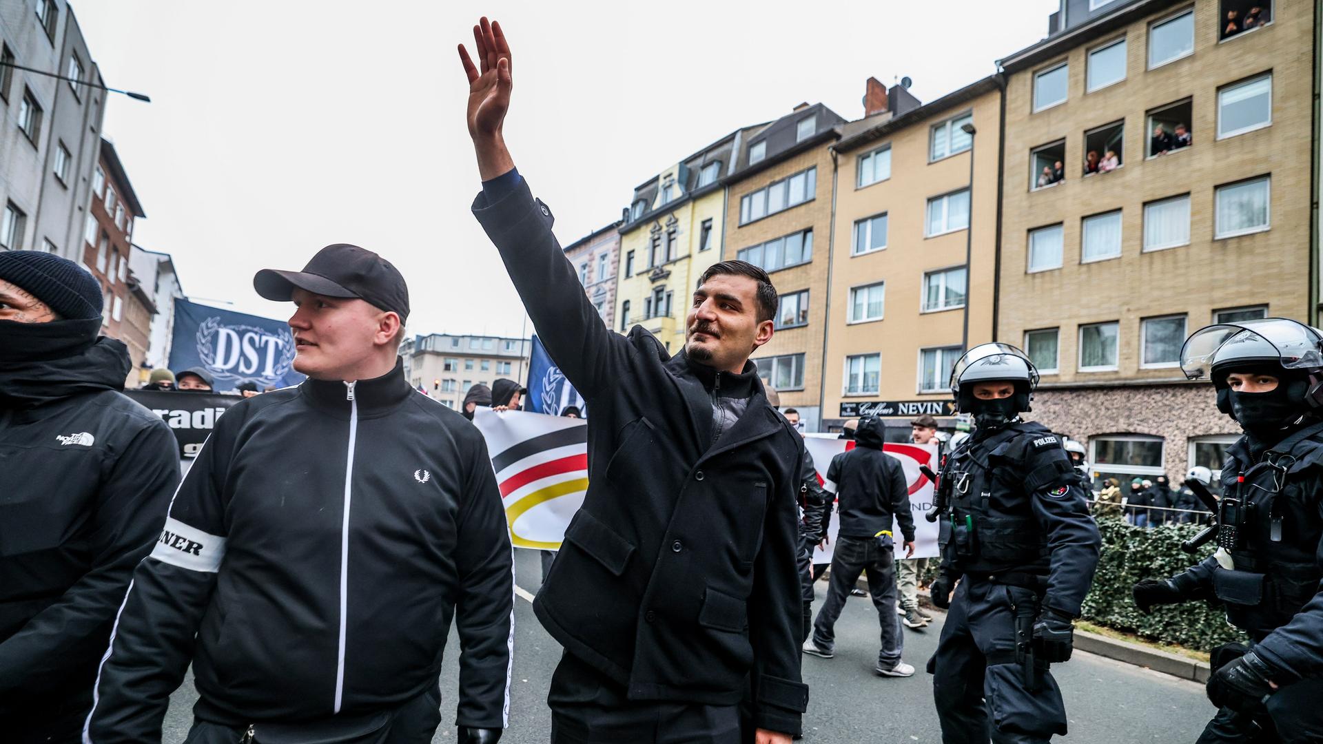 Teilnehmer der Rechtsextremen-Demo laufen nach ihrer Kundgebung durch Aachen. 