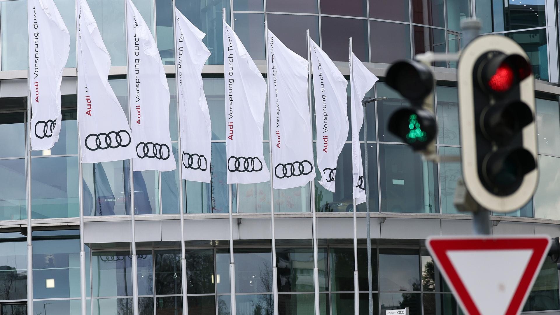 Eine auf Rot stehende Ampel ist vor der Audi-Zentrale zu sehen. 