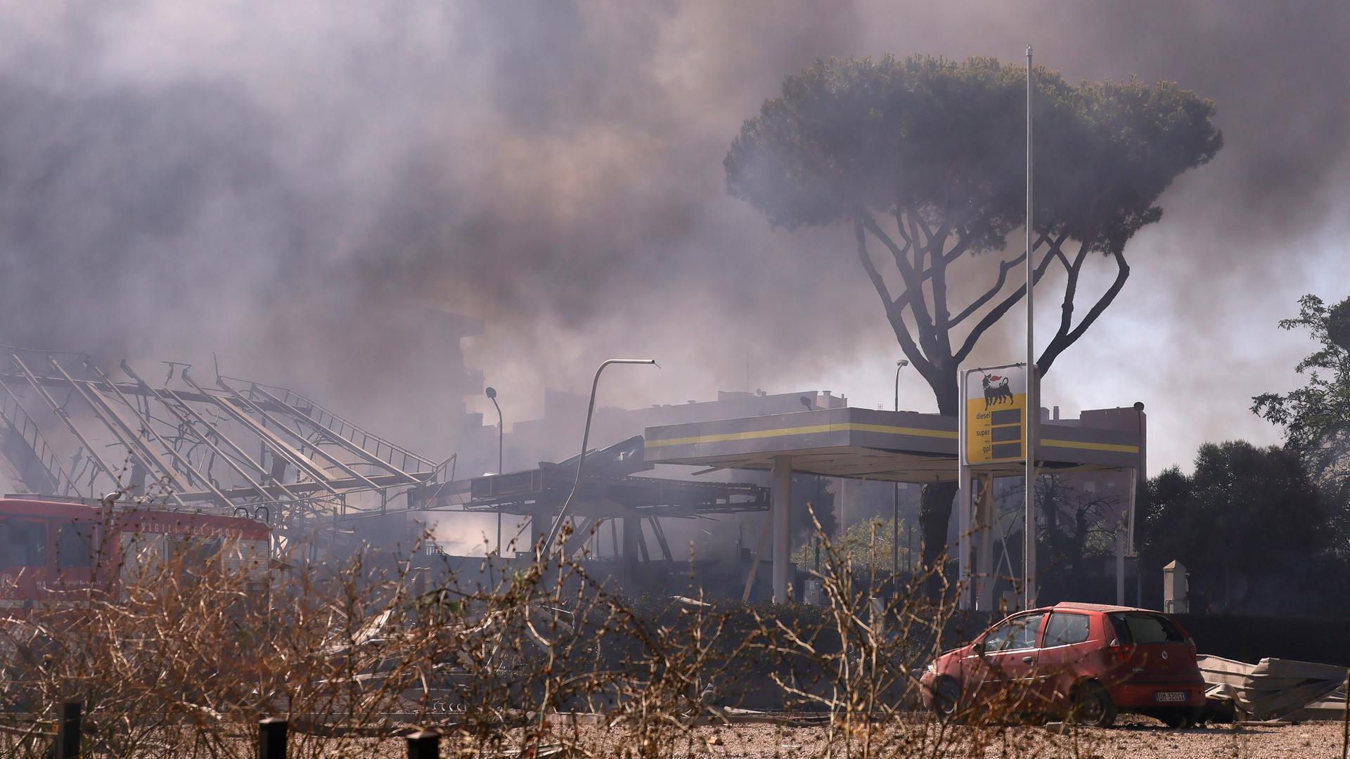 Rom: Rauch ist hinter einer Tankstelle zu sehen. Rom: Rauch ist hinter einer Tankstelle zu sehen.