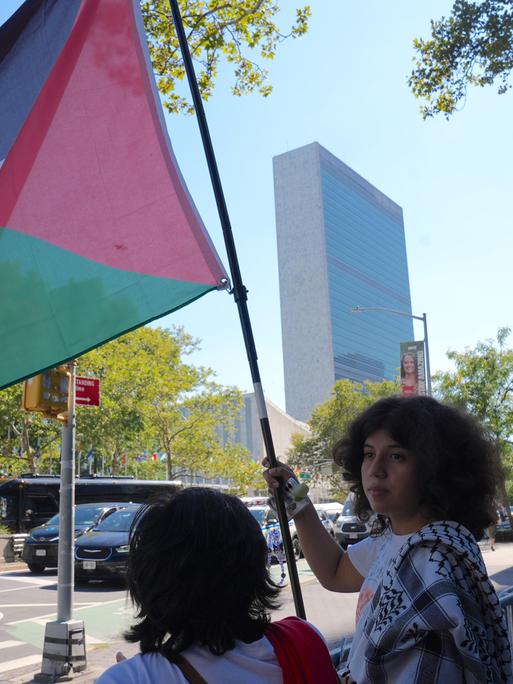 Zwei junge Leute mit Palästinenserfahne vor den Vereinten Nationen in New York. 