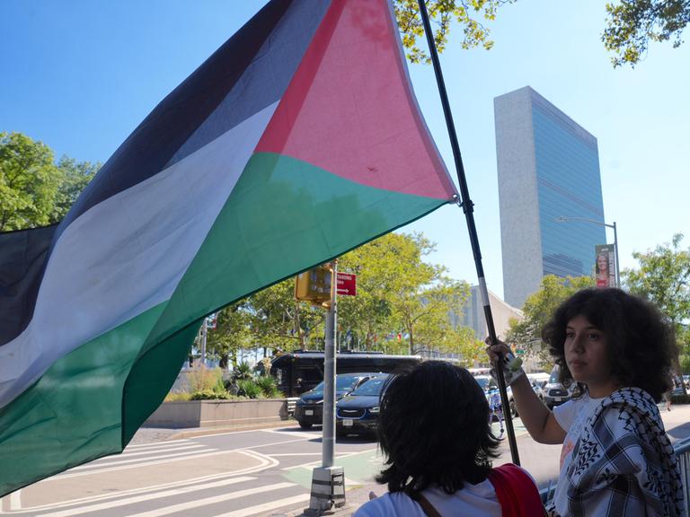 Zwei junge Leute mit Palästinenserfahne vor den Vereinten Nationen in New York. 
