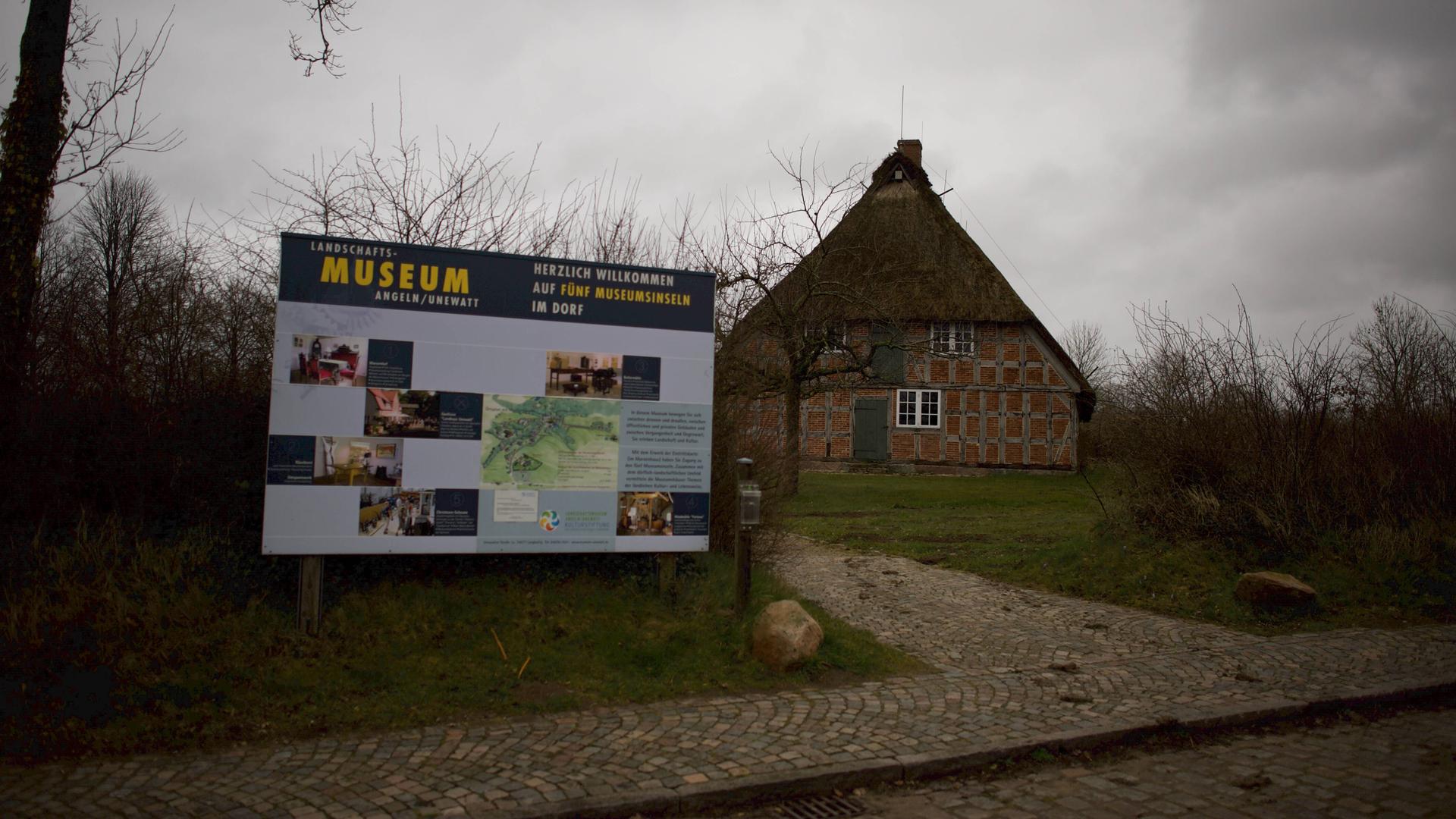Landschaftsmuseum Angeln/Unewatt: Am Ortseingang von Unewatt liegt das Marxenhaus, ein südangeliter Fachhallenhau. Landschaftsmuseum Angeln/Unewatt: Am Ortseingang von Unewatt liegt das Marxenhaus, ein südangeliter Fachhallenhau.