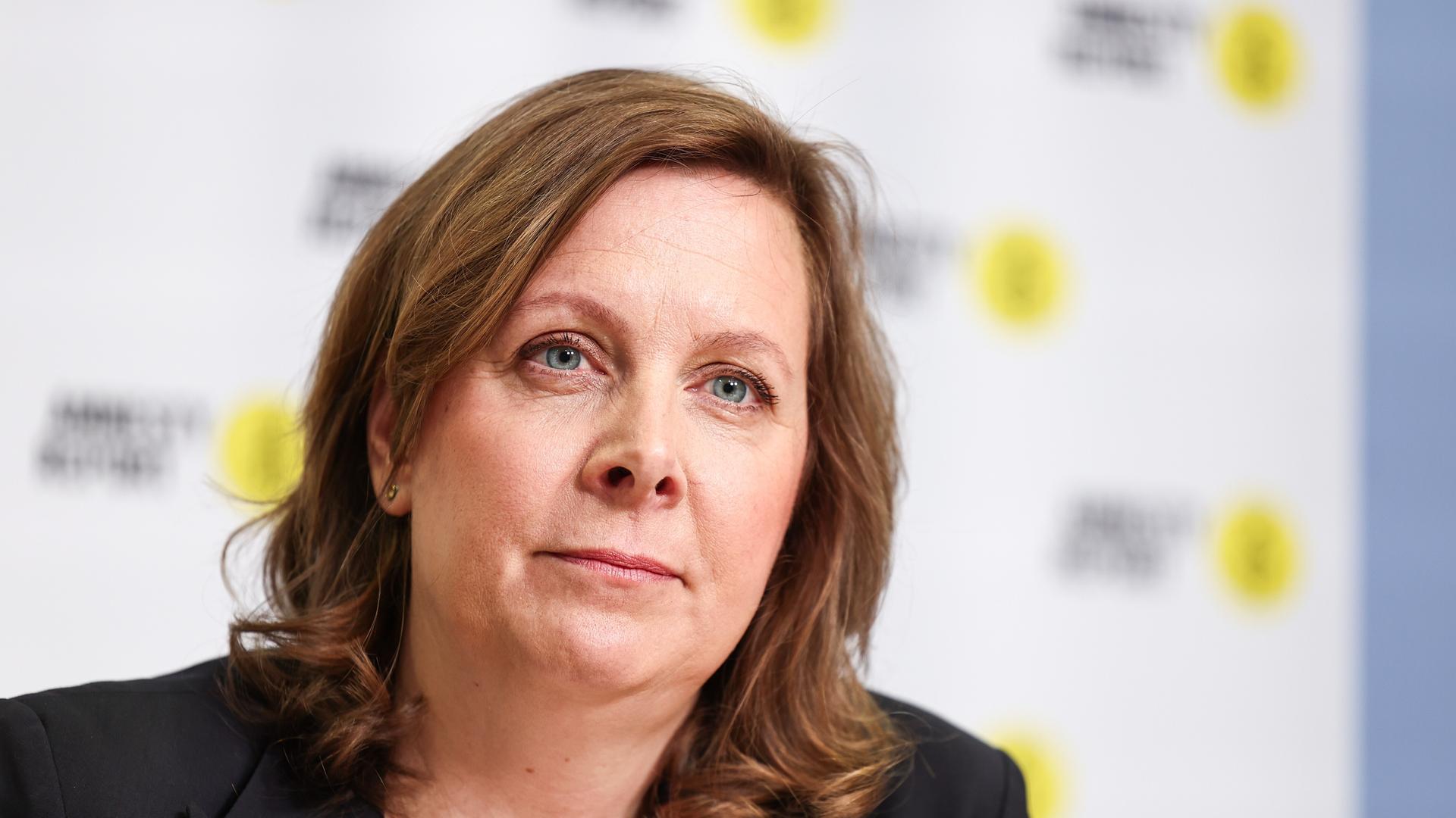 Julia Duchrow, Generalsekretärin von Amnesty International Deutschland, stellt auf einer Pressekonferenz den Jahresbericht von Amnesty International vor. Julia Duchrow, Generalsekretärin von Amnesty International Deutschland, stellt auf einer Pressekonferenz den Jahresbericht von Amnesty International vor.