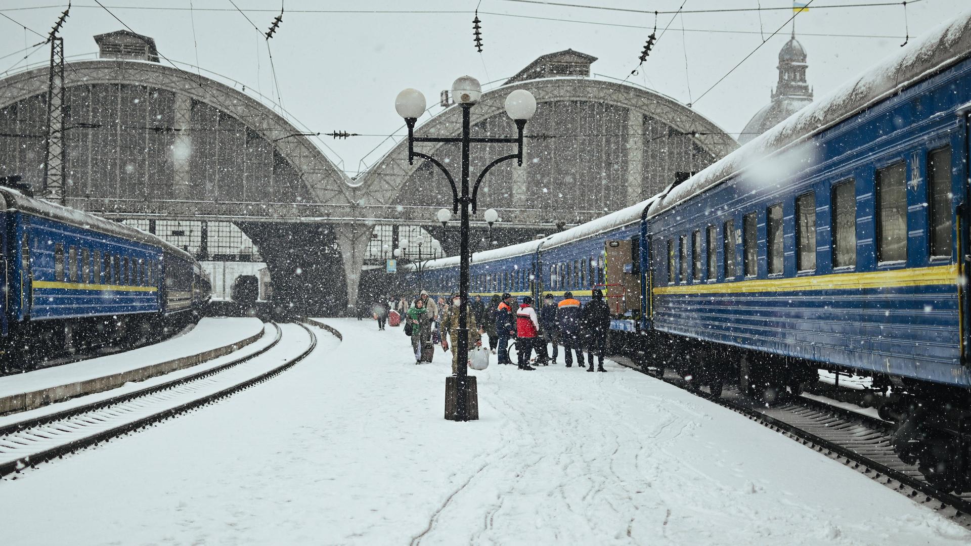 Blick auf einen Bahnhof mit verschneiten Bahnsteigen