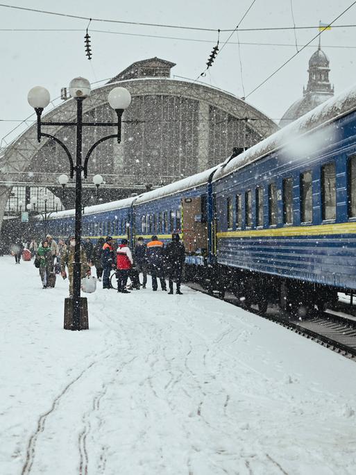 Blick auf einen Bahnhof mit verschneiten Bahnsteigen