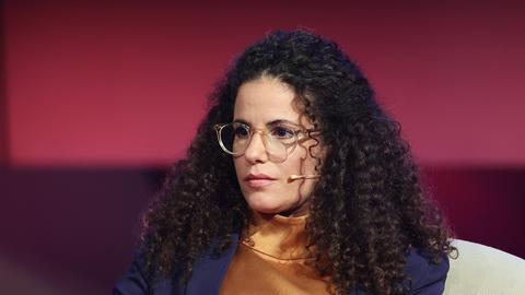 Dafna Gerstner (Frau mit Brille und schwarzem gelockten Haar) ist eine Überlebende des Hamas-Anschlags am 7. Oktober. Fotografiert anläßlich der Fernsehsendung „2023! Menschen, Bilder, Emotionen“. 