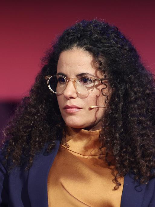 Dafna Gerstner (Frau mit Brille und schwarzem gelockten Haar) ist eine Überlebende des Hamas-Anschlags am 7. Oktober. Fotografiert anläßlich der Fernsehsendung „2023! Menschen, Bilder, Emotionen“. 