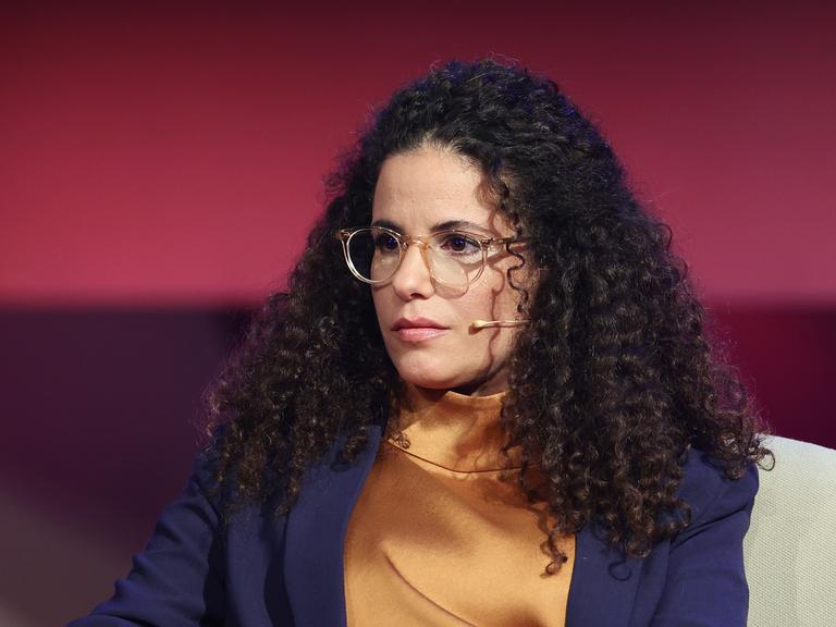 Dafna Gerstner (Frau mit Brille und schwarzem gelockten Haar) ist eine Überlebende des Hamas-Anschlags am 7. Oktober. Fotografiert anläßlich der Fernsehsendung „2023! Menschen, Bilder, Emotionen“. 