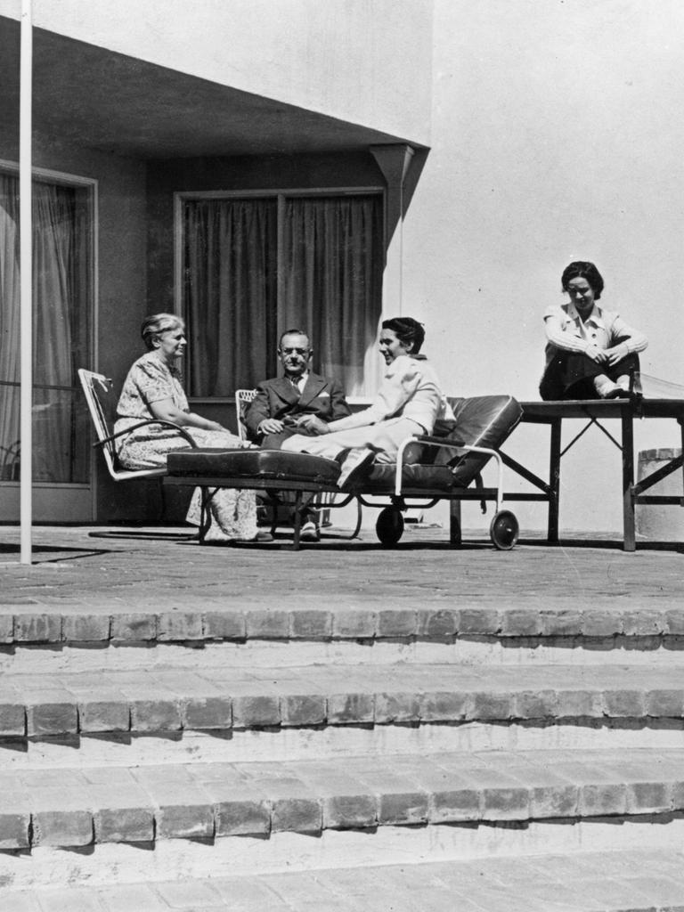 Historisches Schwarzweißfoto: Thomas Mann, seine Ehefrau Katia und die Töchter Erika und Monika sitzen auf der Terrasse seines Hauses in Pacific Palisades.