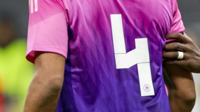 Fußball-Länderspiel Deutschland - Niederlande. Jonathan Tah trägt das Adidas-Trikot mit der Rückennummer 4. 