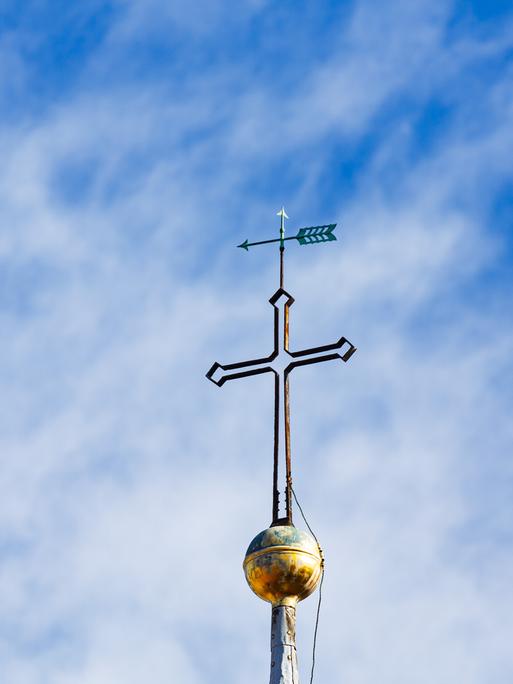 Die Kirchturmspitze der St. Martinskirche im Stadtteil Linden.