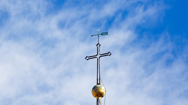 Die Kirchturmspitze der St. Martinskirche im Stadtteil Linden.
