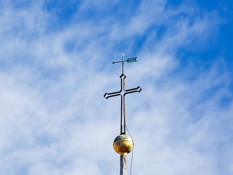 Die Kirchturmspitze der St. Martinskirche im Stadtteil Linden.