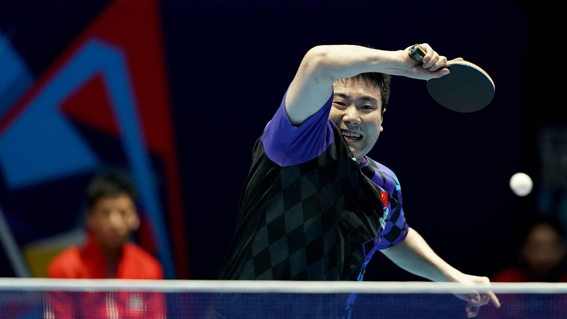 Der chinesische Tischtennis-Nationalspieler Liang Jingkun spielt bei der Tischtennis-Weltmeisterschaft in London einen Schmetterball. 