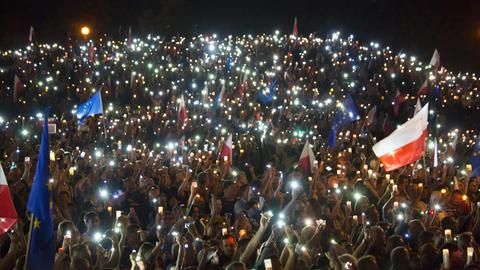 In Polen demonstrierten zahlreiche Menschen gegen die Gleichschaltung der Justiz durch die PIS-Regierung unter dem Motto LANCUCH SWIATLA (Lichterkette) 2017. 
