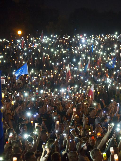 In Polen demonstrierten zahlreiche Menschen gegen die Gleichschaltung der Justiz durch die PIS-Regierung unter dem Motto LANCUCH SWIATLA (Lichterkette) 2017. 
