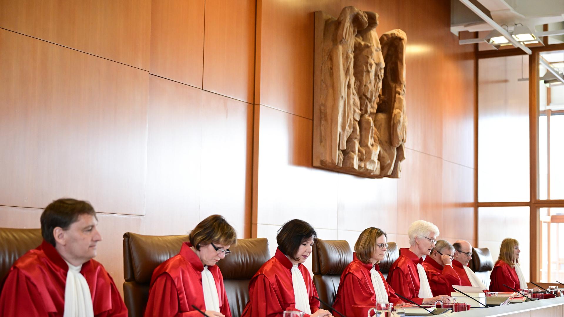 Die Richter des Zweiten Senats des Bundesverfassungsgerichts sitzen am 24. Mai 2023 bei einer mündlichen Verhandlung im Gerichtssaal auf der Richterbank