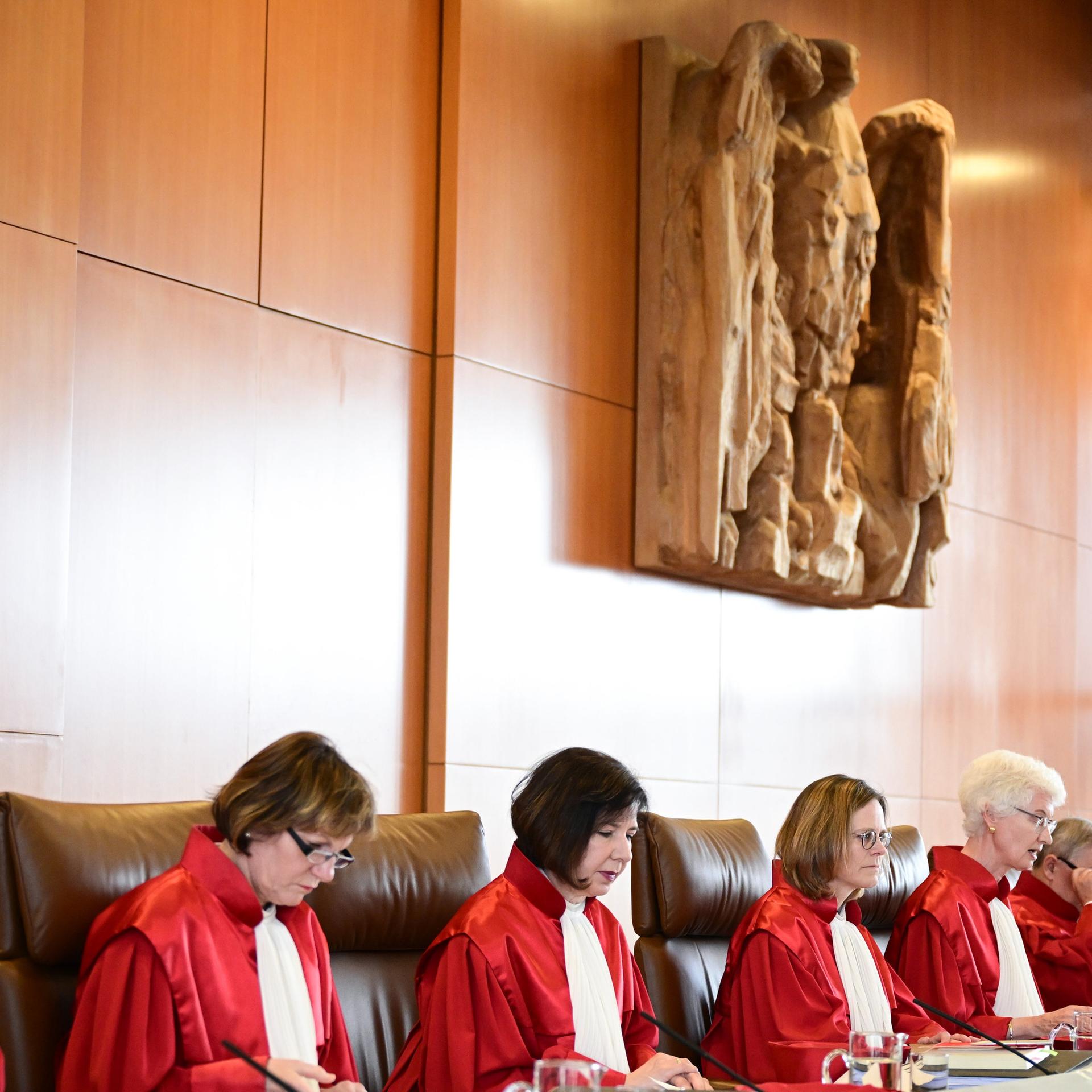 Die Richter des Zweiten Senats des Bundesverfassungsgerichts sitzen am 24. Mai 2023 bei einer mündlichen Verhandlung im Gerichtssaal auf der Richterbank