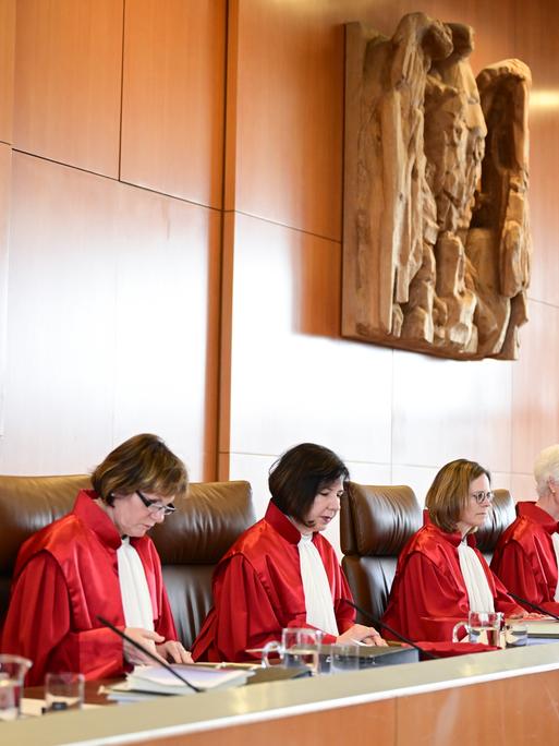Die Richter des Zweiten Senats des Bundesverfassungsgerichts sitzen am 24. Mai 2023 bei einer mündlichen Verhandlung im Gerichtssaal auf der Richterbank