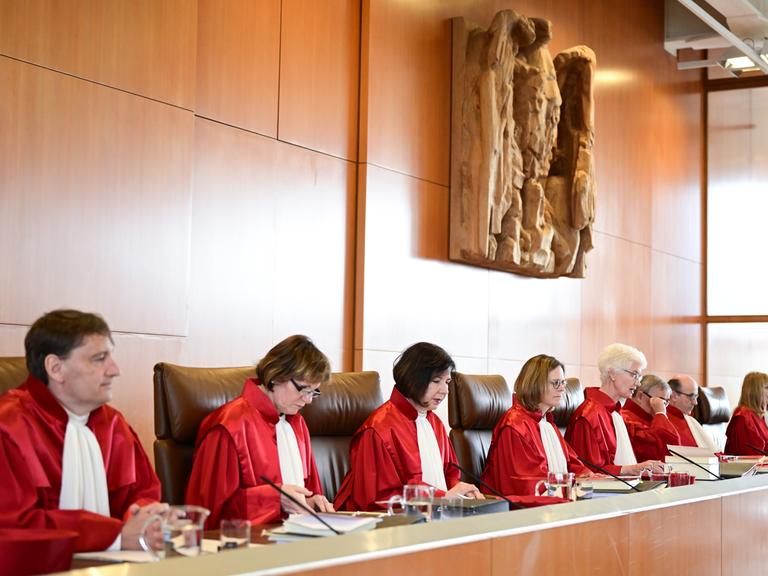 Die Richter des Zweiten Senats des Bundesverfassungsgerichts sitzen am 24. Mai 2023 bei einer mündlichen Verhandlung im Gerichtssaal auf der Richterbank