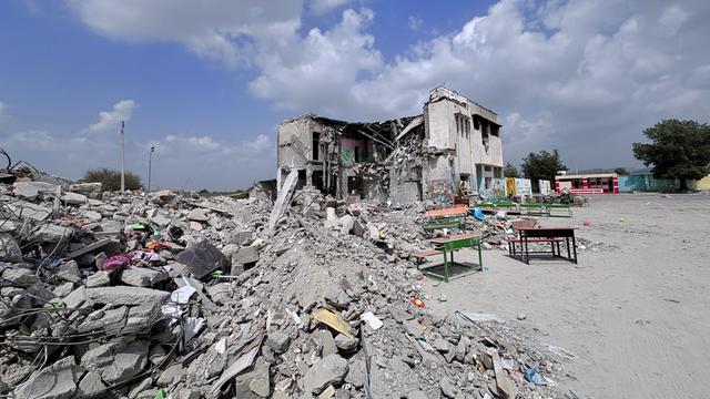 Ruinen einer von Bomben getroffenen Schule. 