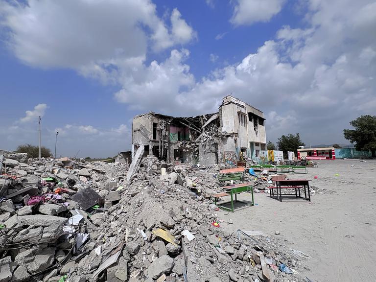 Ruinen der von Bomben getroffenen Schule im iranischen Minab