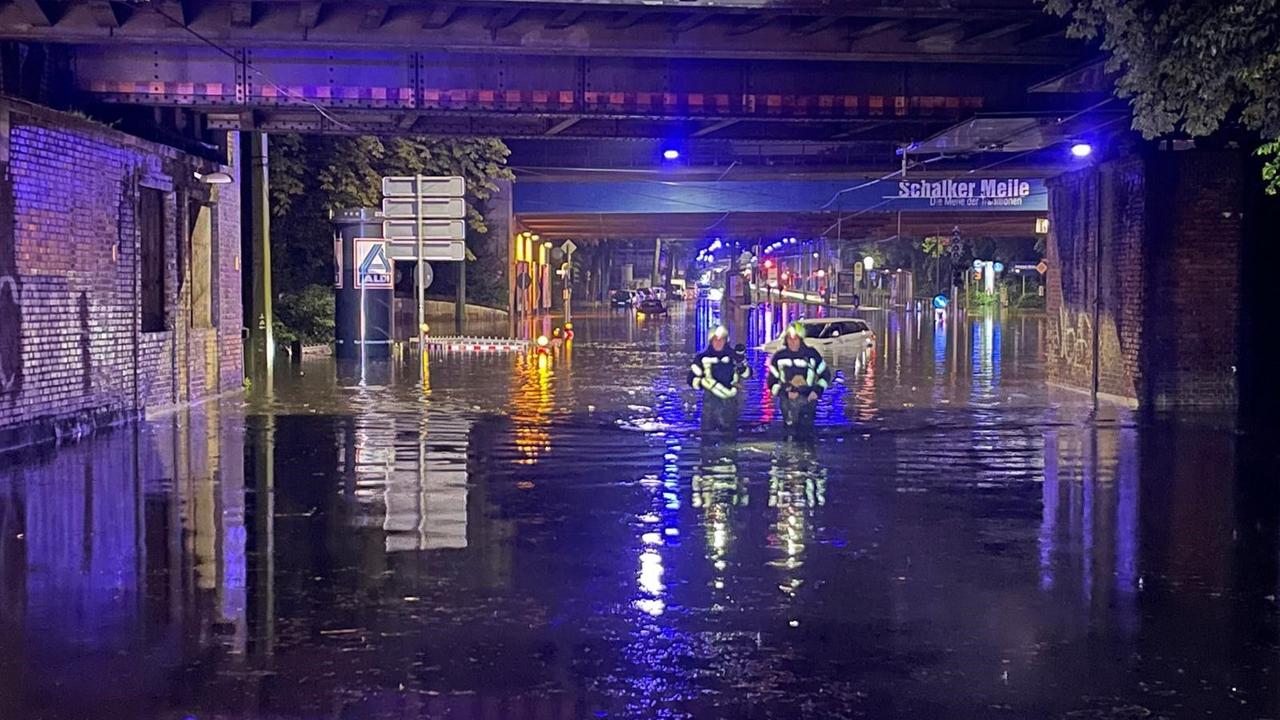 Gelsenkirchen: Heftige Regenfälle haben in Gelsenkirchen eine Straße im Stadtteil Schalke überflutet. Gelsenkirchen: Heftige Regenfälle haben in Gelsenkirchen eine Straße im Stadtteil Schalke überflutet.