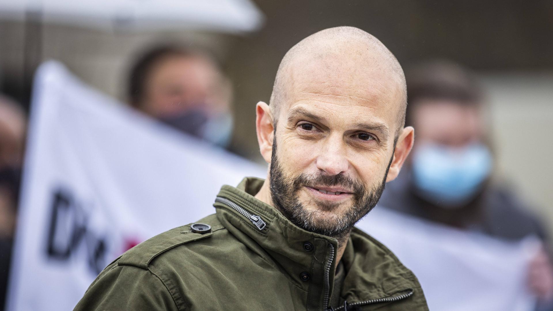 Marco Bülow MdB, DIE PARTEI, aufgenommen im Rahmen seines Parteieintritts in die satirische Partei Die PARTEI vor dem Deutschen Bundestag in Berlin am 17.11.2020. 