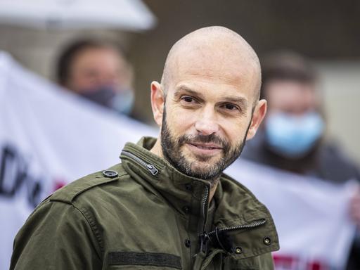 Marco Bülow MdB, DIE PARTEI, aufgenommen im Rahmen seines Parteieintritts in die satirische Partei Die PARTEI vor dem Deutschen Bundestag in Berlin am 17.11.2020. 