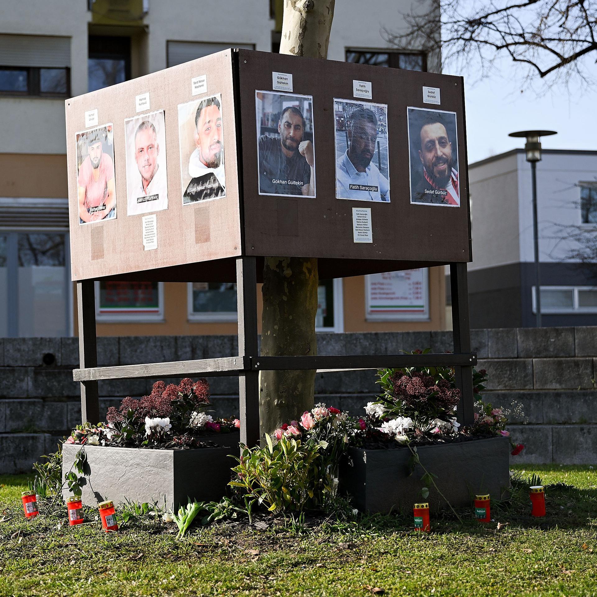 Fotos der Opfer des rassistisch motivierten Anschlags in Hanau am 19. Februar 2020 auf Stellwänden in der Nähe des Tatorts