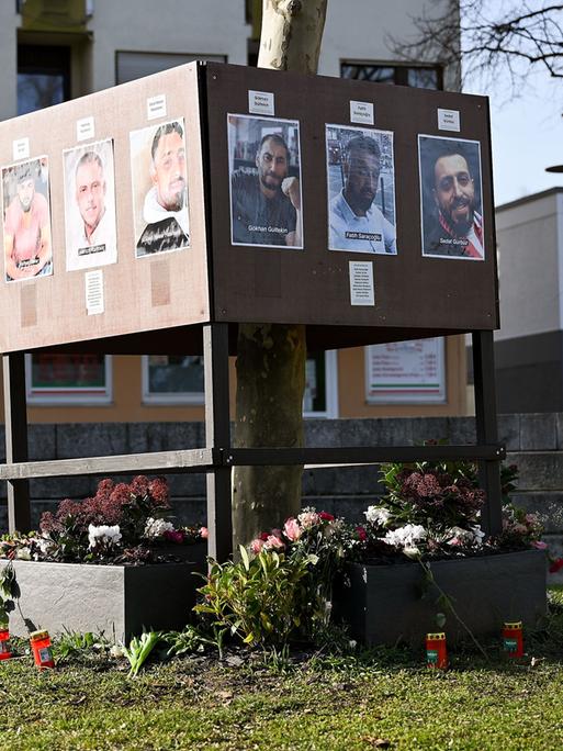 Fotos der Opfer des rassistisch motivierten Anschlags in Hanau am 19. Februar 2020 auf Stellwänden in der Nähe des Tatorts
