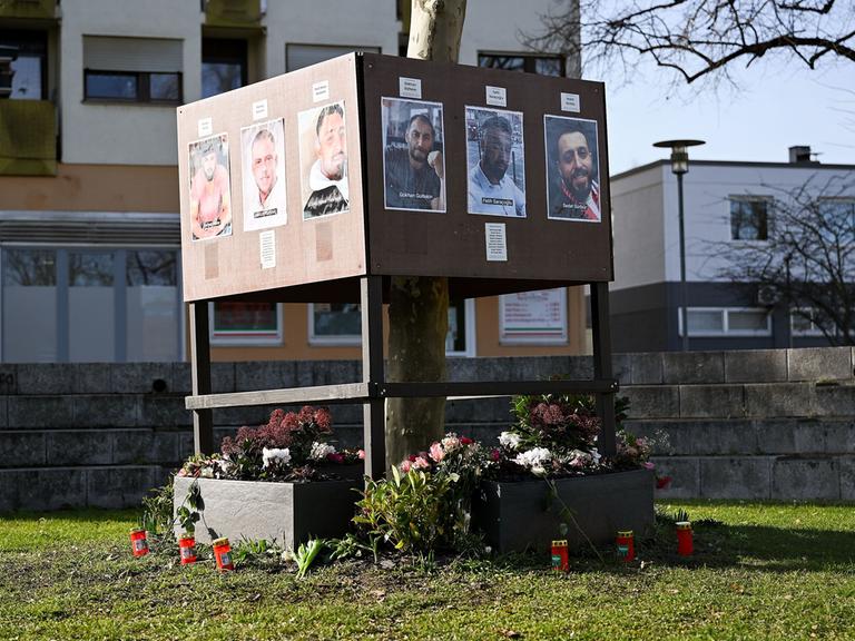 Fotos der Opfer des rassistisch motivierten Anschlags in Hanau am 19. Februar 2020 auf Stellwänden in der Nähe des Tatorts
