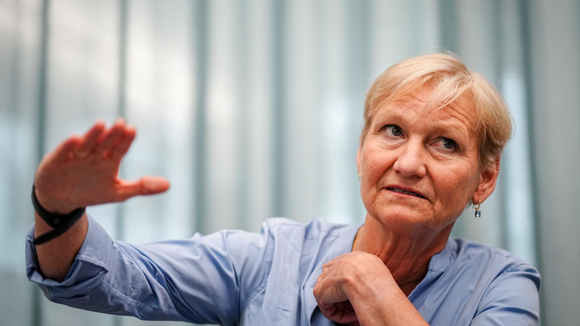 Kirsten Fehrs spricht und gestikuliert in einem Interview mit Journalisten.