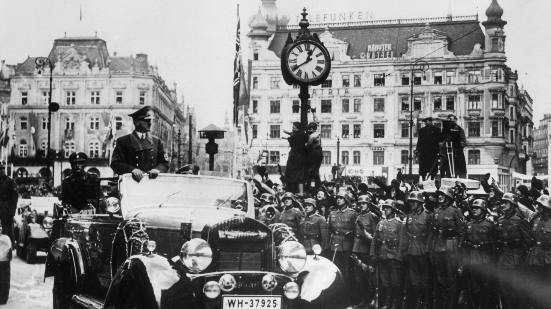 Historisches Schwarzweißfoto von der Fahrt Hitlers im offenen Wagen durch Brünn.