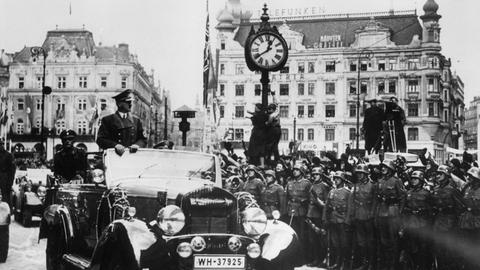 Historisches Schwarzweißfoto von der Fahrt Hitlers im offenen Wagen durch Brünn.