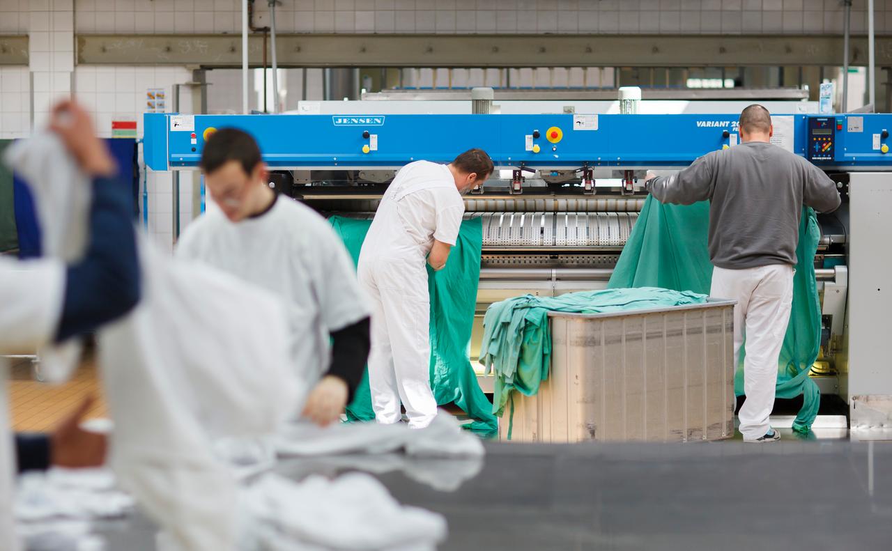 Männer arbeiten in der Wäscherei der Justizvollzugsanstalt Berlin Plötzensee.