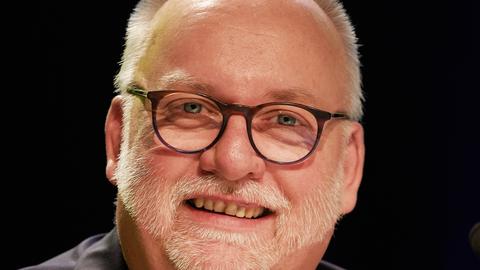 Gerhard Hillebrand im Porträt, er lächelt.