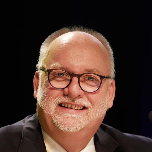 Gerhard Hillebrand im Porträt, er lächelt.