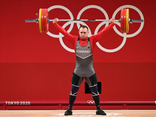Ein deutscher Athlet stemmt Gewichte bei den Olympischen Spielen