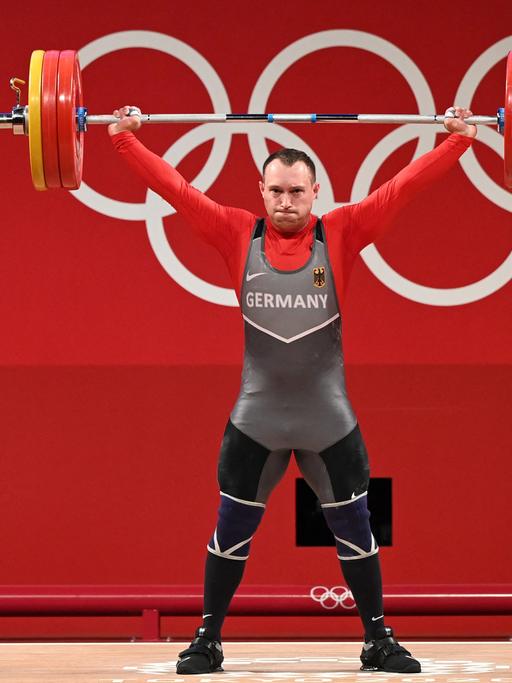 Ein deutscher Athlet stemmt Gewichte bei den Olympischen Spielen
