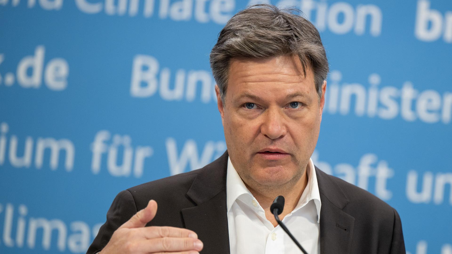 Berlin: Robert Habeck (Bündnis 90/Die Grünen), Bundesminister für Wirtschaft und Klimaschutz, spricht bei einer Pressekonferenz.