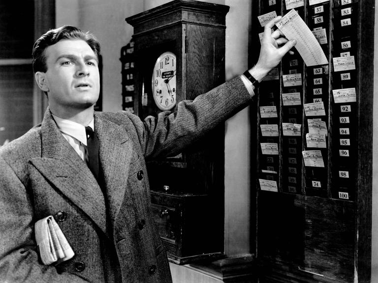 Ein Mann bedient eine Stechuhr (Szene aus dem Film "The Great Mr. Nobody" von 1941) 