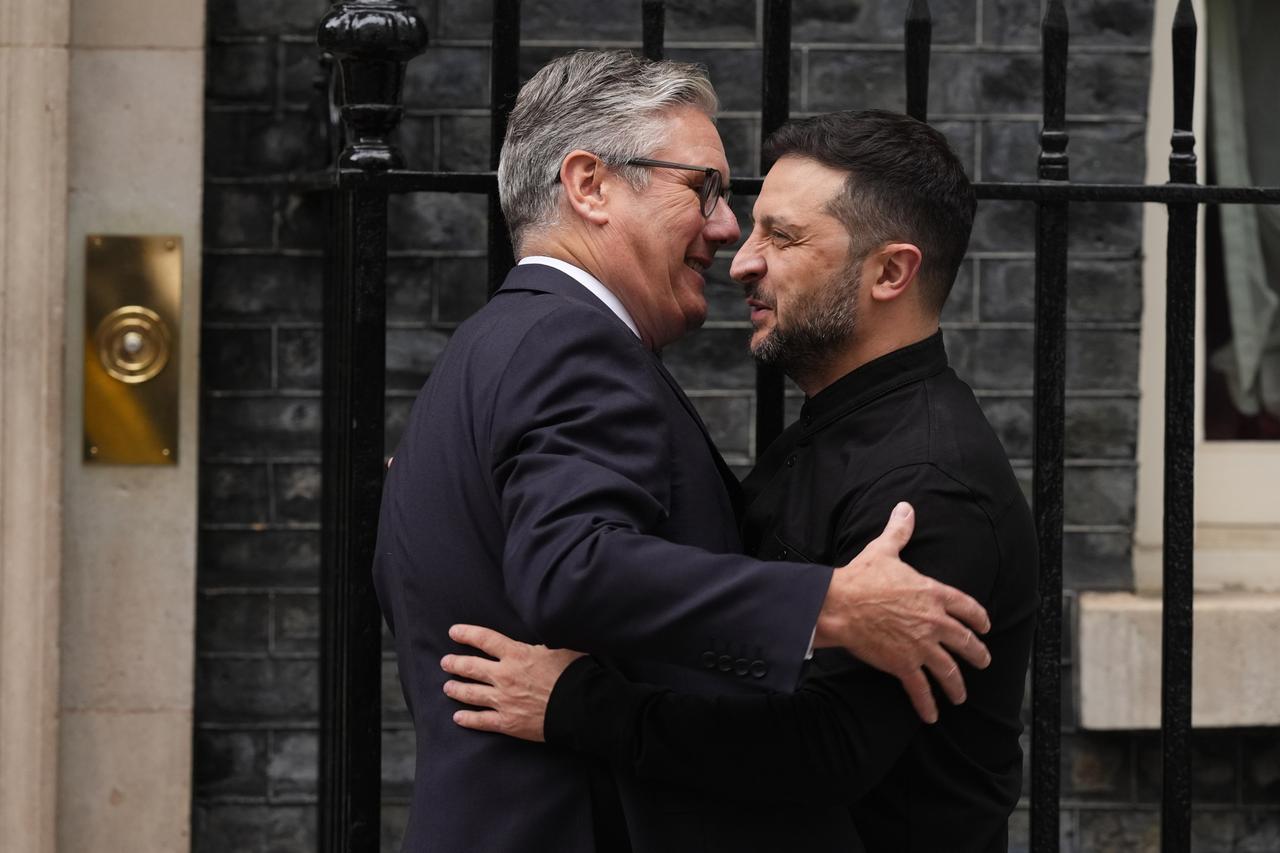 Der britische Premierminister Keir Starmer empfängt den ukrainischen Präsidenten Wolodymyr Selenskyj zu einem Treffen in der Downing Street 10 in London. Die beiden Politiker umarmen sich. Der britische Premierminister Keir Starmer empfängt den ukrainischen Präsidenten Wolodymyr Selenskyj zu einem Treffen in der Downing Street 10 in London. Die beiden Politiker umarmen sich.
