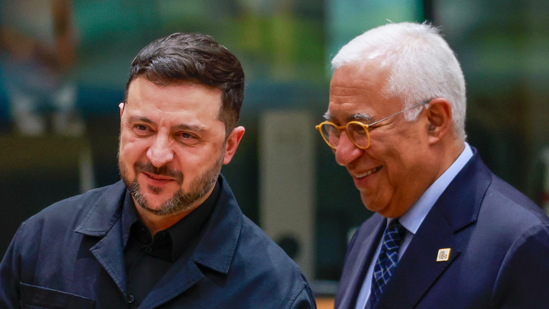 Der ukrainische Präsident Wolodymyr Selenskyj (l) spricht mit dem Präsidenten des Europäischen Rates, Antonio Costa, während eines Rundtischgesprächs auf dem EU-Gipfel in Brüssel. Der ukrainische Präsident Wolodymyr Selenskyj (l) spricht mit dem Präsidenten des Europäischen Rates, Antonio Costa, während eines Rundtischgesprächs auf dem EU-Gipfel in Brüssel.