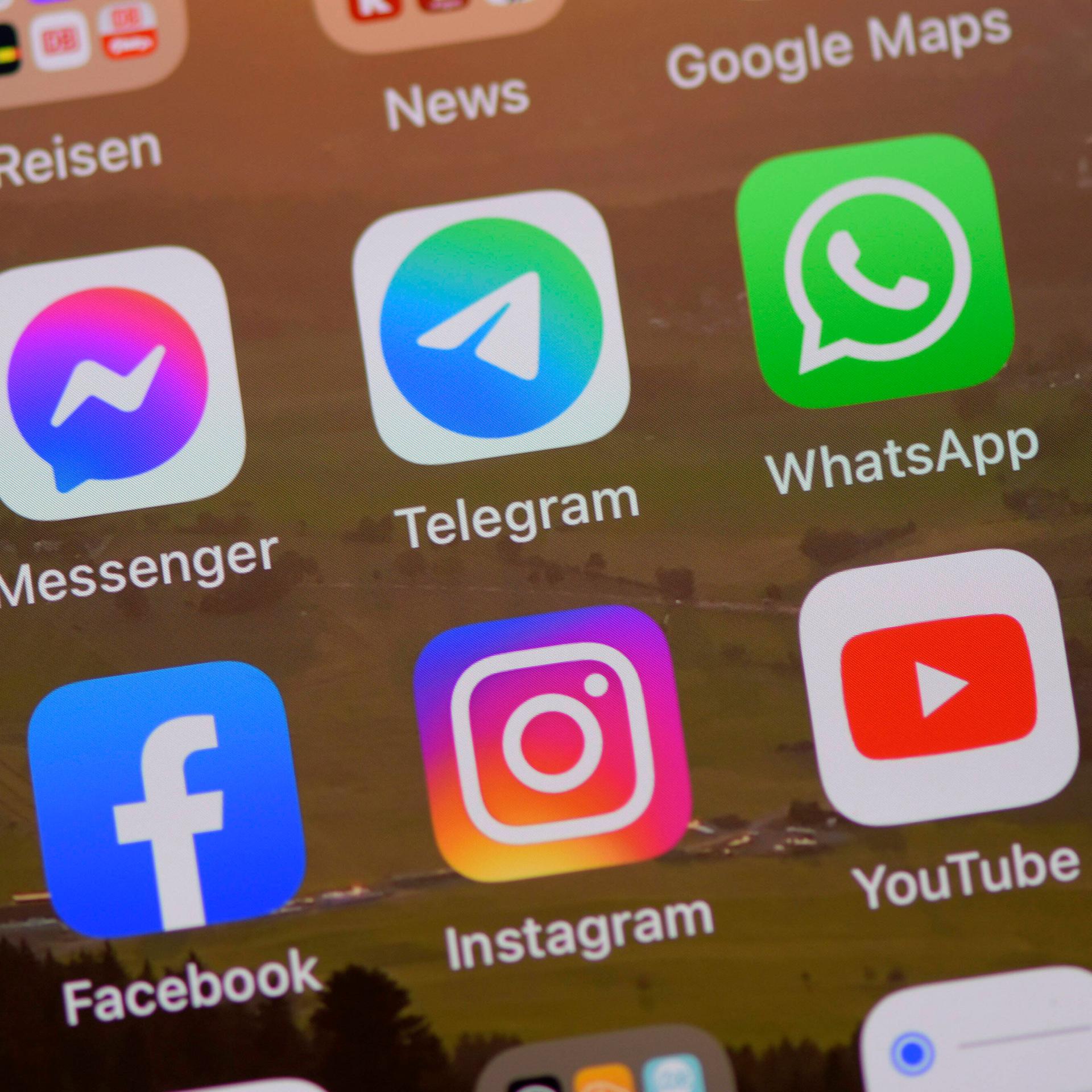 Verschiedene Messenger-Apps auf einem iPhone. 