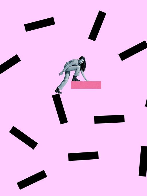 Seitenansicht einer jungen Frau, die vor pinkem Hintergrund eine rosa Rampe hinaufsteigt, die zwischen weiteren schwarzen Balken schwebt. (Collage)
