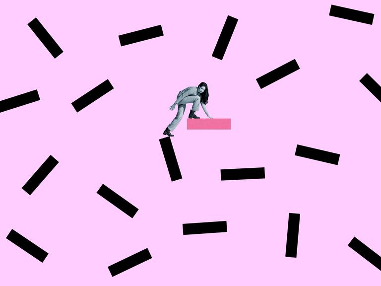 Seitenansicht einer jungen Frau, die vor pinkem Hintergrund eine rosa Rampe hinaufsteigt, die zwischen weiteren schwarzen Balken schwebt. (Collage)