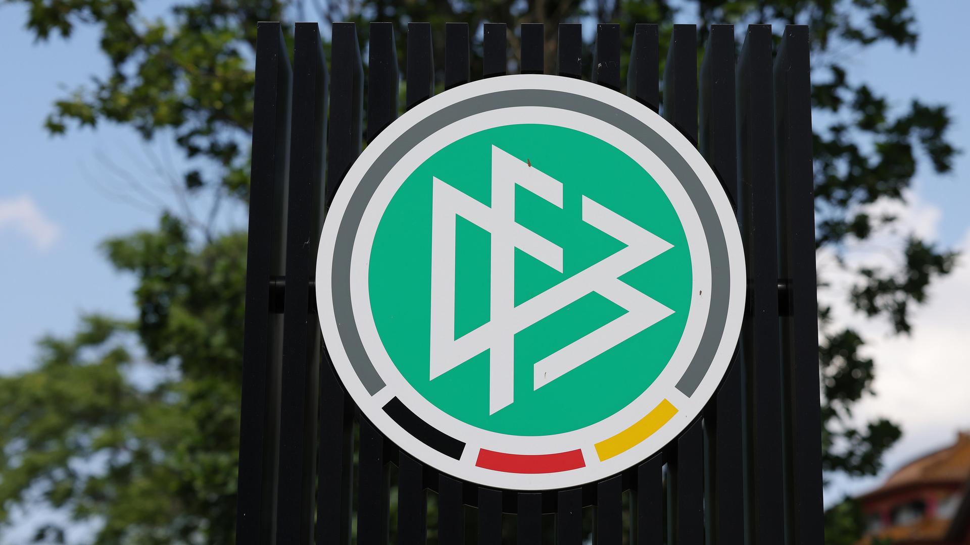 Das Logo des DFB auf dem DFB-Campus in Frankfurt