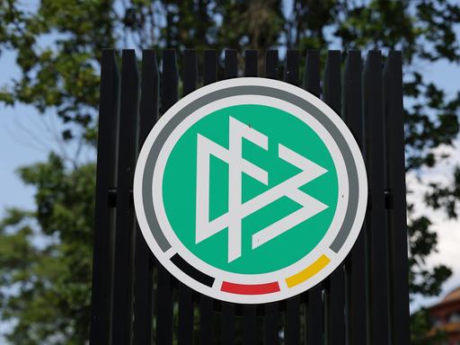 Das Logo des DFB auf dem DFB-Campus in Frankfurt