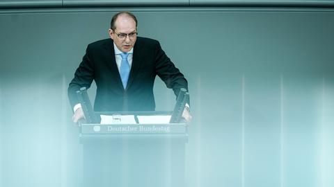 Alexander Dobrindt (CSU), Bundesinnenminister, spricht im Bundestag bei der Fortsetzung der Haushaltsberatungen. 